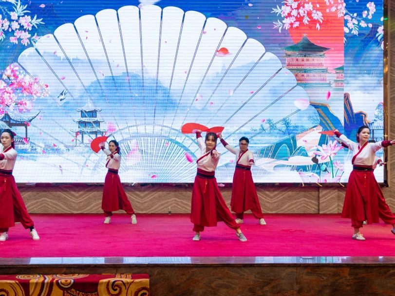 拓路前行·領(lǐng)跑未來 | 集團(tuán)2023年度總結(jié)會(huì)暨2024迎新晚會(huì)圓滿結(jié)束！(圖27)