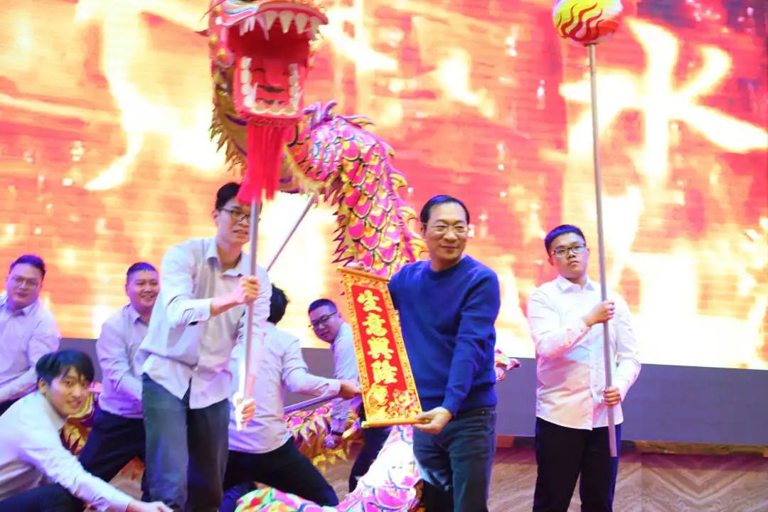 金虎迎新·領(lǐng)跑2022 | 集團(tuán)年度總結(jié)會(huì)暨新年晚會(huì)完美落幕！(圖16)