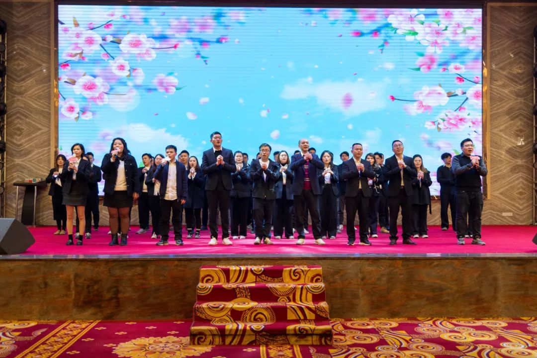 聚勢·創(chuàng)變·敢為 | 強(qiáng)輝集團(tuán)2025年迎新晚會(huì)圓滿結(jié)束，共繪未來新藍(lán)圖(圖26)