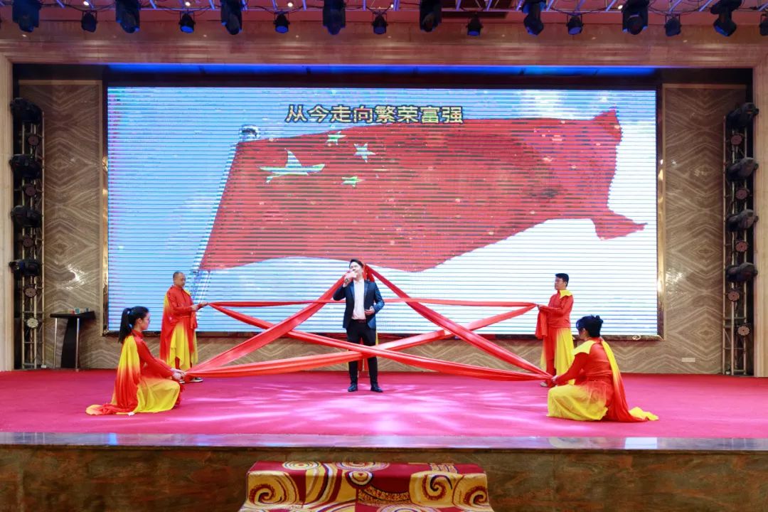 聚勢·創(chuàng)變·敢為 | 強(qiáng)輝集團(tuán)2025年迎新晚會(huì)圓滿結(jié)束，共繪未來新藍(lán)圖(圖25)
